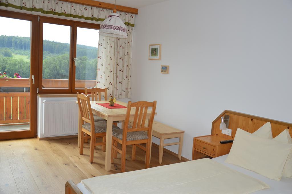 Biobauernhof Wolf-Hof Apartment Pressbaum Room photo